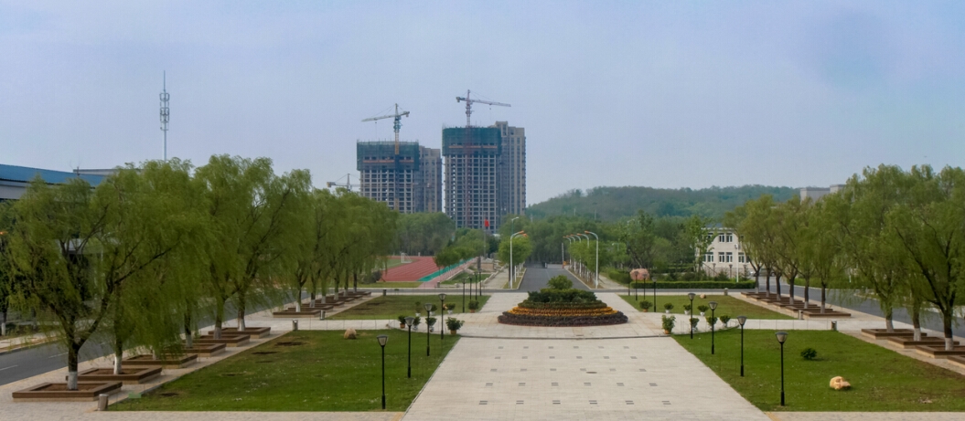 遼寧現(xiàn)代服務(wù)職業(yè)技術(shù)學(xué)院校園風(fēng)景與現(xiàn)代技術(shù)開(kāi)發(fā)的融合